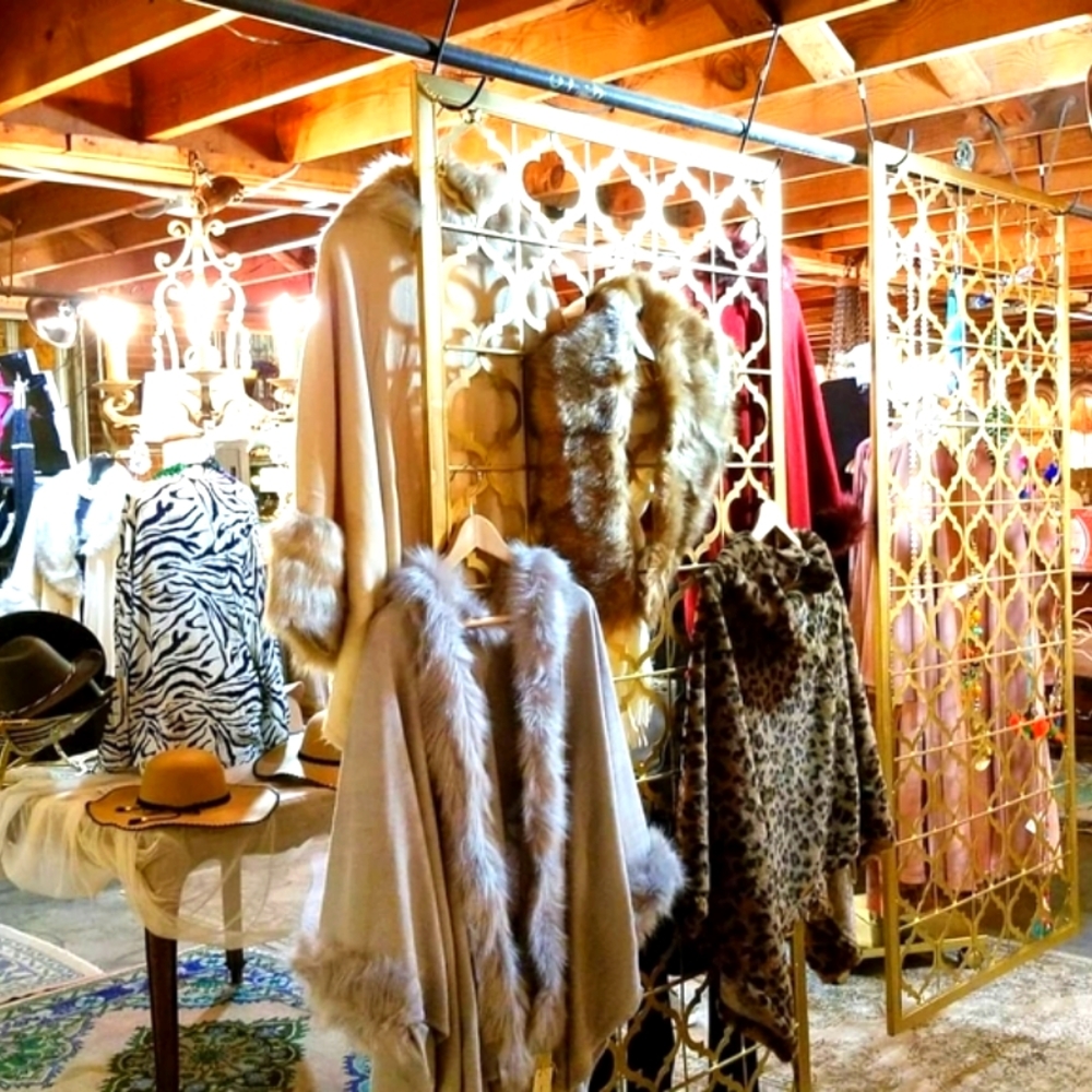 đ¤Luxurious Cream & Brown faux fur scarfđ¤ - Picture 15 of 16